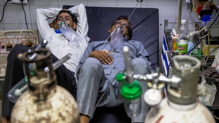 दिल्लीत ऑक्सीजनअभावी डॉक्टरस आठजणांचा मृत्यू