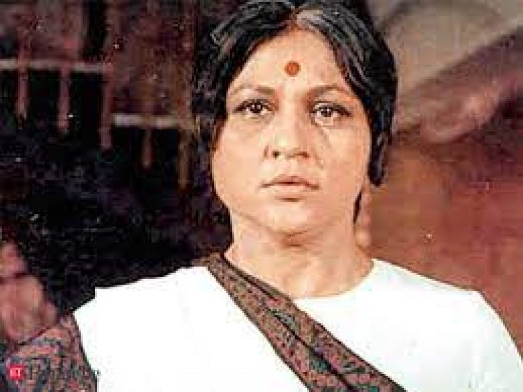 तारुण्याच्या दिवसात बनली 'देवी', पण नशीब चमकले अमिताभच्या आईच्या रूपात, निरुपा रॉयच्या चित्रपट प्रवेशाची रंजक कहाणी