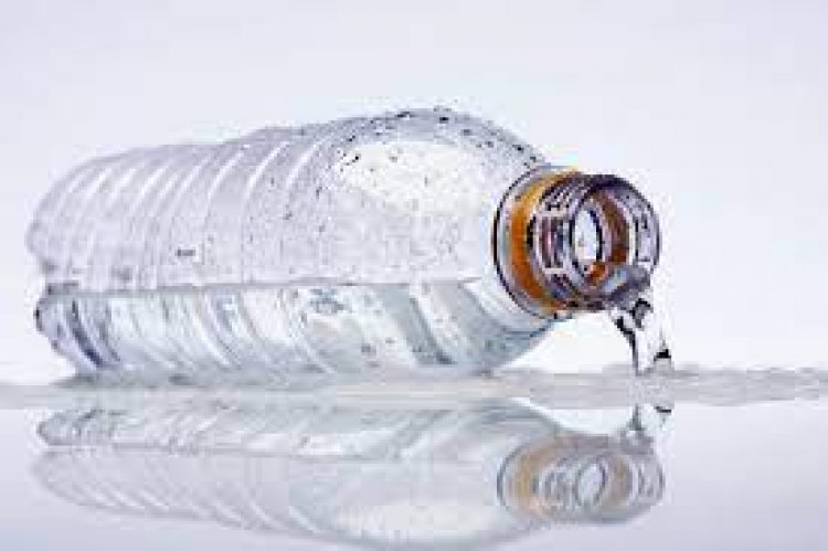 प्लास्टिकच्या बाटलीतून पाणी पिणं ठरू शकतं आरोग्यासाठी हानीकारक, कसे ?जाणून घ्या !