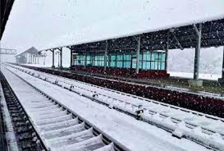 काश्मीरमध्ये कडाक्याची थंडी:  फोटो शेअर करून रेल्वेमंत्री म्हणाले, पृथ्वीवर स्वर्ग असेल तर इथेच आहे!