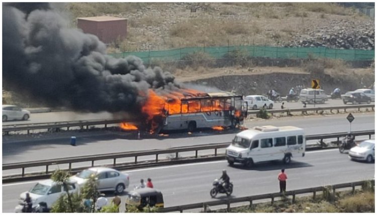 पुण्यात चालत्या बसला भीषण आग