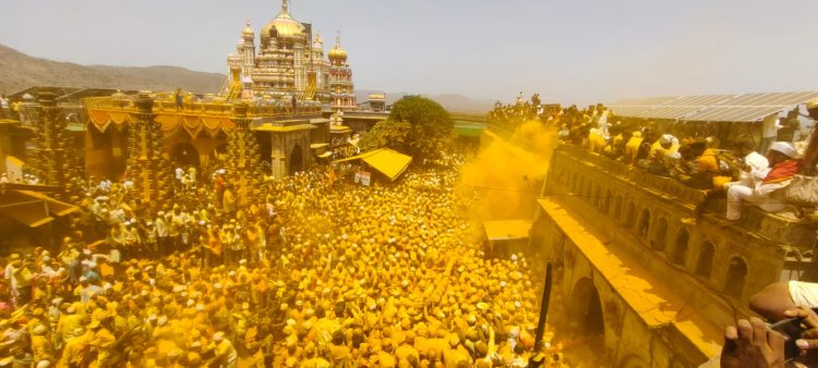 जेजुरी गडावर सोमवती अमावस्येनिमित्त अलोट गर्दी (पहा फोटो फिचर)