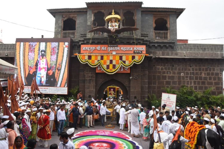 टाळ-मृदंगाच्या गजरात तुकाराम महाराज पालखीचे पंढरपूरकडे प्रस्थान