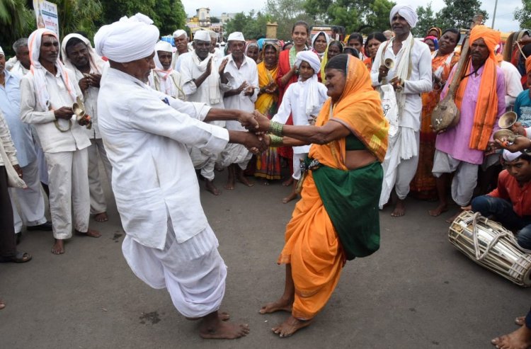 टाळ-मृदंगाच्या गजरात तुकाराम महाराज पालखीचे पंढरपूरकडे प्रस्थान