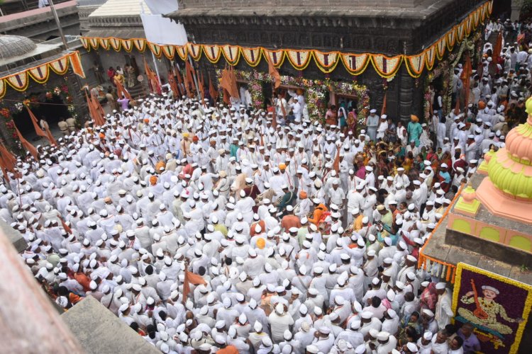 टाळ-मृदंगाच्या गजरात तुकाराम महाराज पालखीचे पंढरपूरकडे प्रस्थान