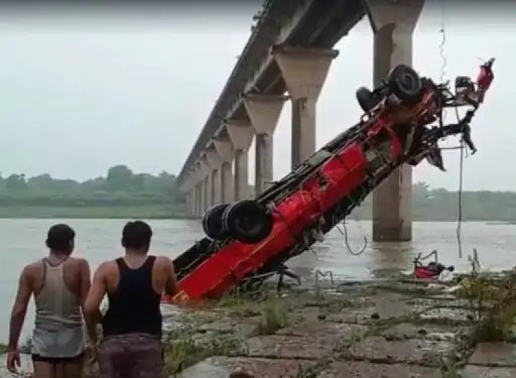 महाराष्ट्राची एसटी बस मध्य प्रदेशमध्ये नदीत कोसळली