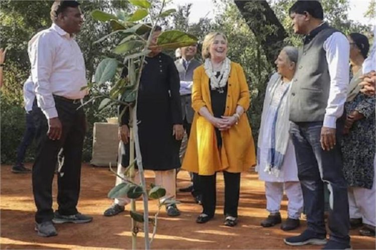 हिलेरी क्लिंटन महाराष्ट्राच्या दौऱ्यावर; एलोरा व घृष्णेश्वर मंदिराला भेट देणार