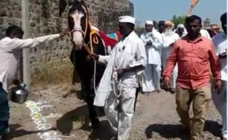 जगद्गुरु संत श्रेष्ठ तुकाराम महाराजांचा अश्व देहूच्या वाटेवर