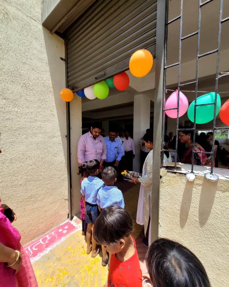 प्राथमिक शाळा कुदळवाडी क्र.८९मध्ये   विद्यार्थ्यांचे  गुलाबपुष्प आणि चॅाकलेट देऊन स्वागत