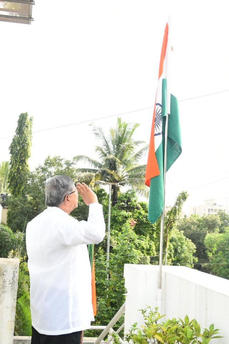 'घरोघरी तिरंगा' उपक्रमांतर्गत पालकमंत्री चंद्रकांत पाटील यांनी निवासस्थानी उभारला राष्ट्रध्वज  नागरिकांना उपक्रमात सहभागी होण्याचे आवाहन