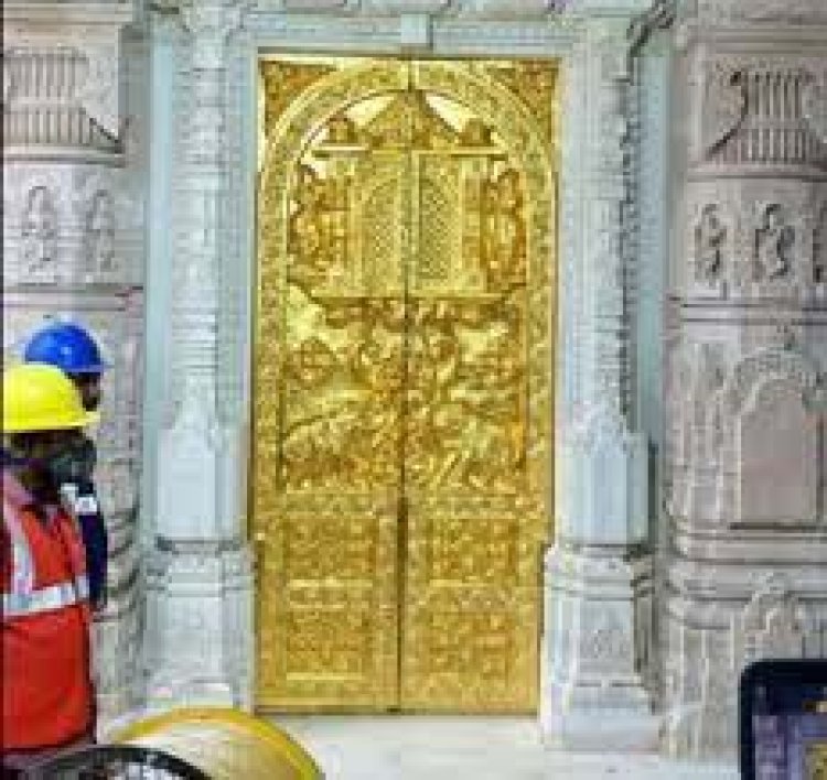 अयोध्येतील राम मंदिरात बसविला पहिला सोन्याचा दरवाजा